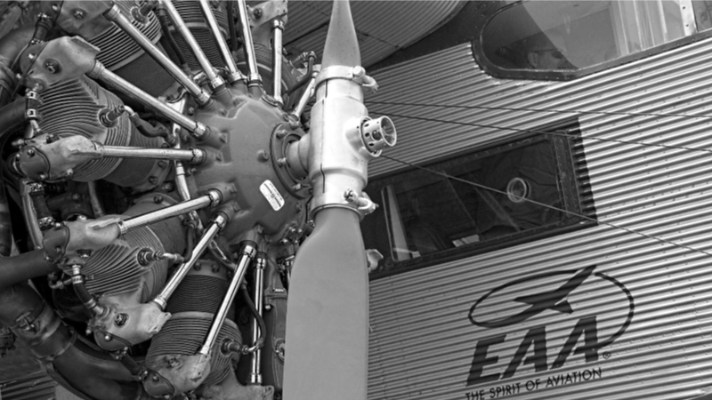 Schwarzweiß-Technikmotiv (Aviation/Defense)